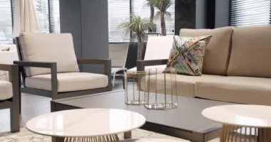 Modern beyaz ve bej mobilyalar bahçe ve modern lüks konak için. Minimalist daire. Açık masa ve bahçe parkı için sandalyeler. Modern Sandalyeler, Minimalist sandalyeli Yaz Terası.