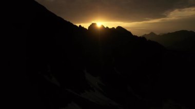 Dağların hava görüntüsü. Zirve Zirvesi 'nin Zirvesi' nde Havadan Uçuş Çekimi Epic Panorama Doğa Başarı Zirvesi. Dağlık arazide hareketlilik. Vahşi orman dağlarının üzerinde güzel bir gün doğumu
