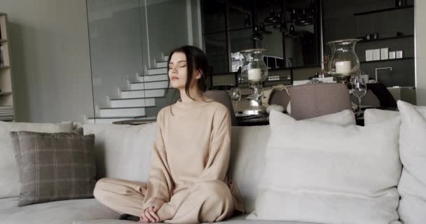 Jovem Mulher Atraente Calma Relaxando Posição Lótus Com Dobrado Mãos — Vídeo de Stock
