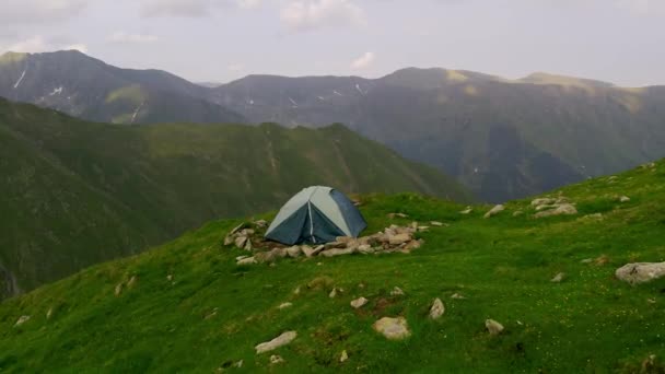 Отдых После Похода Отдых Одного Человека Природе Горах Палатка Горных — стоковое видео
