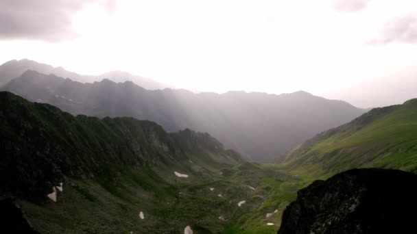 Bewegung Der Bergigen Landschaft Schöner Sonnenaufgang Über Wilden Waldbergen Sommermorgen — Stockvideo