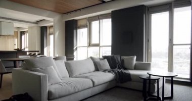 Konforlu beyaz kanepe mobilyaları olan modern oturma odası. Köşedeki kanepeli modern ev. Moda mobilyalar. Minimalist İç İşleri. Modern mobilyalar. Lüks Zarif Oda