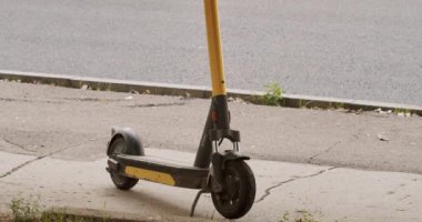 E-scooter eko taşıma. Ekoloji taşımacılığı. Sokak şehrinde elektrikli scooter park etmek. Şehirde elektrikli scooter. Kentsel Ekolojik Scooter Taşıma Seyahati. haring Ekoloji Taşımacılığı.