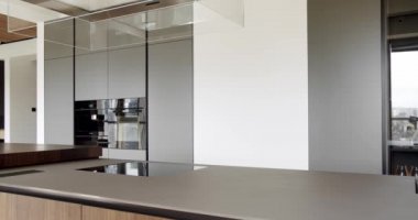 Yeni moda mobilyalarla dolu güzel bir mutfak. Lüks evde modern iç mekan. Minimalist bir mutfağın içinde. Modern lavabosu olan yerli mutfak. Mutfağın iç mimarisi çok şık..