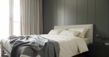 Kral yatağı olan zarif ve basit bir yatak odası. Zarif iç tasarım. Minimalist yatak odası. Modern Hotel Yatak Odası İçi ve Yastıklı Yatak. İç mekanın minimalist İskandinav tarzı.