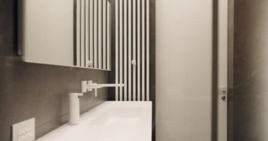 Ayna ve duş başlığı, küvet modern tasarım. Lüks, rahat, beyaz bir daire. Basitlik tasarımı olan modern banyo. Banyo içi, banyo aksesuarları ve kahverengi renkli minimalist iç mekan..
