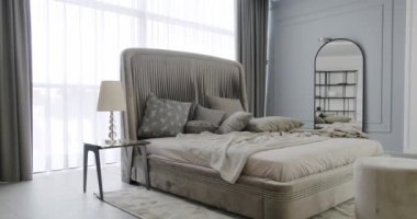 Modern Hotel Yatak Odası İçi ve Yastıklı Yatak. Kral yatağı olan zarif ve basit bir yatak odası. Gayrimenkul. Mobilyalı modern lüks yatak odasının neoklasik iç mimarisi.