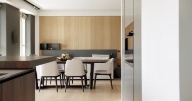 Ahşap duvarlı ve gri mobilyalı modern Minimalist oturma odası. Köşedeki kanepe ve kitaplığı olan lüks modern ev iç mimarisi. Moda mobilyalar. Konforlu Modern Mobilya Tasarımı.