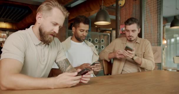 Tre Amici Bar Usando Telefono Guardando Gli Smartphone Incoscienti Circa — Video Stock