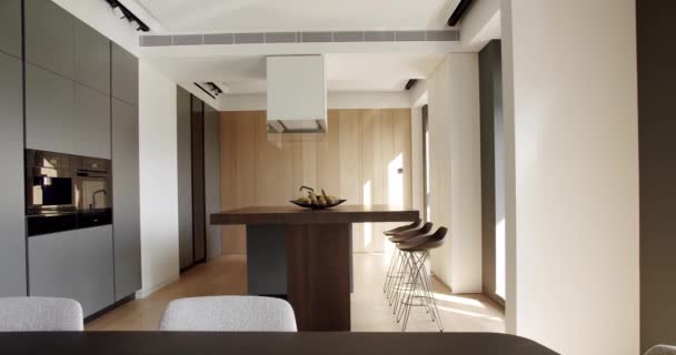 Moderne Küche Und Bar Braune Stühle Küchenraum Minimalistischen Wohnung Wohnküche — Stockvideo