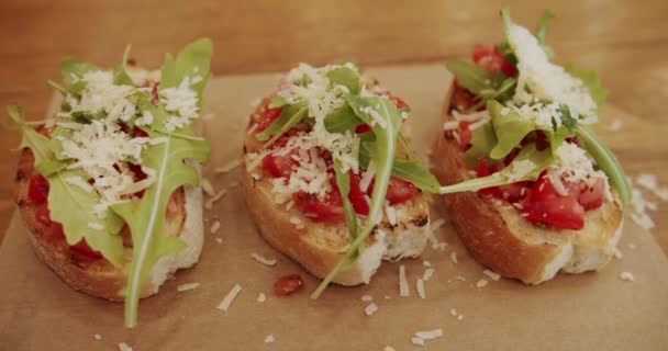 Bruschetta Yang Lezat Roti Panggang Dengan Tomat Ceri Keju Dan — Stok Video