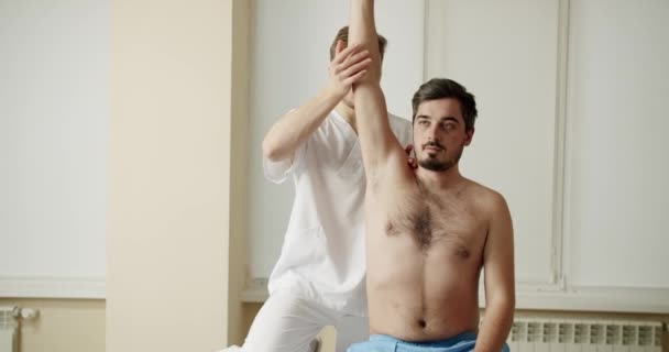 Physiotherapieprogramm Ein Mann Macht Mit Hilfe Des Arztes Übungen Mit — Stockvideo