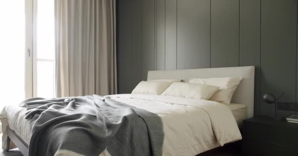 Elegantes Und Einfaches Schlafzimmer Mit Einem King Size Bett Elegantes — Stockvideo