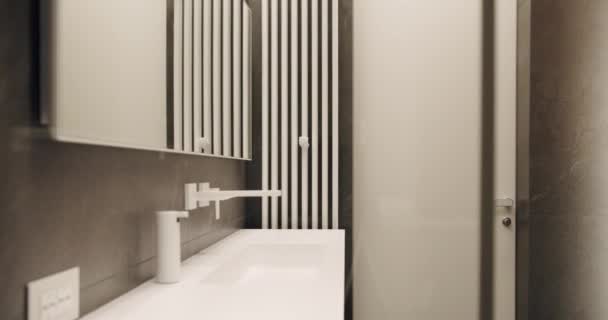 Καθρέφτης Και Ντους Μπανιέρα Μοντέρνο Σχεδιασμό Πολυτελές Άνετο Λευκό Διαμέρισμα — Αρχείο Βίντεο
