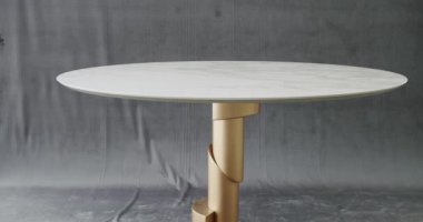 Minimalist yuvarlak masalı modern yemek odası. Yemek odasında zarif ve rahat bir ev var. Gri arka planda Minimalist Beyaz Yemek Yuvarlak Masası. Modern Beyaz Masa.