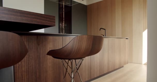 最简约的厨房的内部轻木墙和地板 简约公寓厨房房间里的现代厨房和酒吧褐色椅子 带有简约餐桌的现代厨房 — 图库视频影像