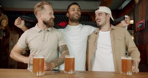 Taraftarlar Bir Barda Arkadaşlarıyla Futbol Izliyorlar Dünya Kupası Futbol Futbol — Stok video