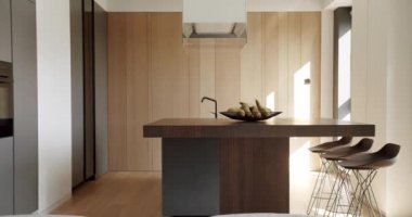 Modern mutfak ve bar kahverengi sandalyeler minimalist dairede mutfak odasında. Modern lavabosu olan yerli mutfak. Minimalist mutfak odası beyaz renklerde ve yemek alanı da doğal ahşap.