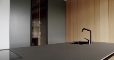 Lüks evde modern iç mekan. Minimalist bir mutfağın içinde. Açık Ahşap Duvar ve Zemin. Modern mutfak ve bar kahverengi sandalyeler minimalist apartmandaki mutfak odasında.