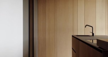 Modern mutfak ve bar kahverengi sandalyeler minimalist dairede mutfak odasında. Minimalist yemek masası olan modern mutfak odası. Minimalist mutfak odası beyaz renklerde ve yemek alanı da doğal ahşap.
