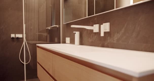 Interior Minimalista Colores Marrones Con Accesorios Baño Espejo Cabezal Ducha — Vídeos de Stock