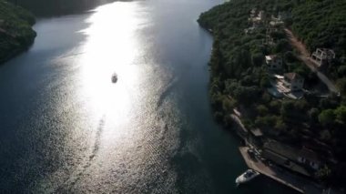 Yaz lüks modern tekne gezisi. Beyaz yat. Yelkenli. Lüks gemi gezisi. Derin mavi sulardaki beyaz teknenin görüntüsü. Lüks gemiyle yaz seyahati. Yatçılık. Lüks yelkenli..