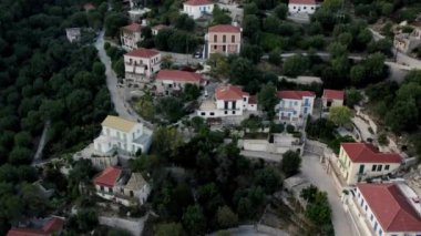 Yunanistan 'ın sahil kenti. Gün batımında deniz kenarı manzarası. Yat parkı, Yeşil Dağlar adasındaki gemide yaz gezisi..