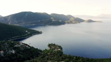 Yat parkı, Yeşil Dağlar adasında yaz deniz gezisi. Yunanistan 'ın sahil kenti. Gün batımında deniz kenti havadan görünüyor..