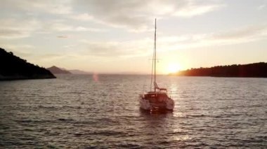 Yaz lüks modern tekne gezisi. Lüks gemi gezisi. Derin mavi sulardaki beyaz teknenin görüntüsü. Yat gezintisi yapan zengin yatın yukarıdan görünüşü. Lüks gemiyle yaz yolculuğu.