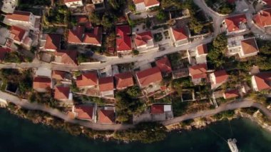 Yunanistan 'ın sahil kenti. Gün batımında deniz kenti havadan görünüyor..