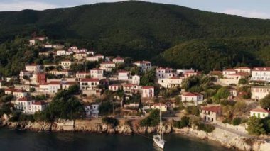 Yunanistan 'ın sahil kenti. Gün batımında deniz kenti havadan görünüyor..