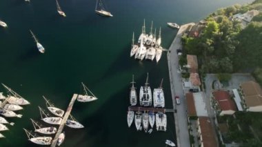 Yatçılık. Lüks yelkenli. Yaz lüks modern tekne gezisi. Beyaz yat. Yelkenli. Lüks gemi gezisi. Derin mavi sulardaki beyaz teknenin görüntüsü. Zengin yat yelkenli denizinin yukarıdan görünüşü