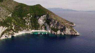 Yatçılık. Lüks yelkenli. Yaz lüks modern tekne gezisi. Beyaz yat. Yelkenli. Lüks gemi gezisi. Derin mavi sulardaki beyaz teknenin görüntüsü. Lüks gemiyle yaz yolculuğu.