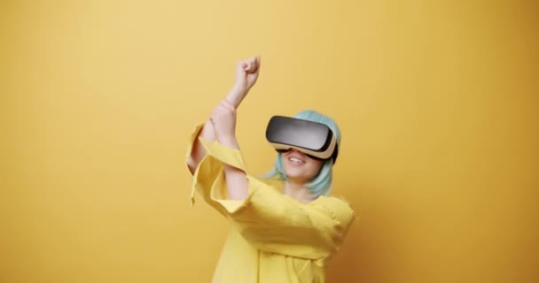 Nuori Nainen Käyttää Innovatiivista Teknologiaa Lasit Pelata Pelejä Rentoutua Itse — kuvapankkivideo