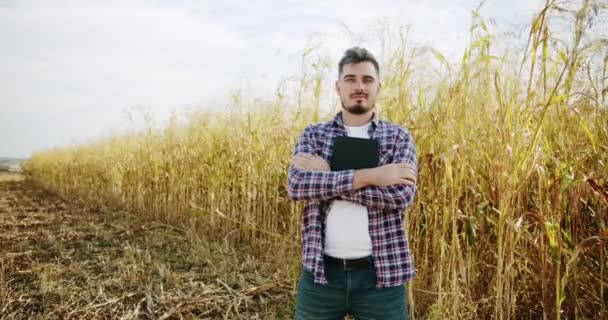 Giovane Agricoltore Posa Agricoltura Campo Concetto Agroalimentare Concetto Raccolta Agricola — Video Stock