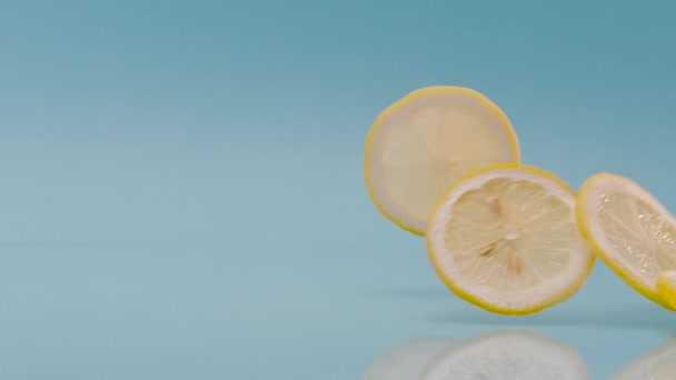 Zeitlupe Makroaufnahme Einer Zitronenscheibe Auf Blauem Hintergrund Soft Drink Lemon — Stockvideo