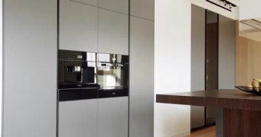 Yeni moda mobilyalarla dolu güzel bir mutfak. Lüks evde modern iç mekan. Minimalist bir mutfağın içinde. Mutfağın iç mimarisi tarzında. Minimalist mutfak odası