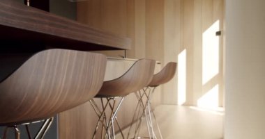 Yeni moda mobilyalarla dolu güzel bir mutfak. Lüks bir evin modern iç mimarisi. Minimalist bir mutfağın iç mimarisi. Doğal ahşap yemek alanı beyaz renklerle modern minimalist mutfak odası.