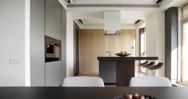 Yeni moda mobilyalarla dolu güzel bir mutfak. Bir adası olan lüks bir mutfak. Lüks evde modern iç mekan. Minimalist bir mutfağın içinde. Modern Açık Konsept Ev İçi.