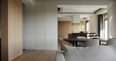 Yeni moda mobilyalarla dolu güzel bir mutfak. Bir adası olan lüks bir mutfak. Lüks evde modern iç mekan. Minimalist bir mutfağın içinde. Açık Ahşap Duvar ve Döşemeler.