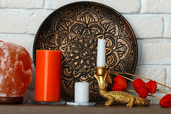 Una Lámpara Sal Plato Africano Metalizado Una Vela Naranja Aromática — Foto de Stock