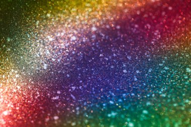 Parlak gökkuşağı arka planında bulanıklık var. Farklı tonlarda metalik parlak bir yüzeyin makro görüntüsü
