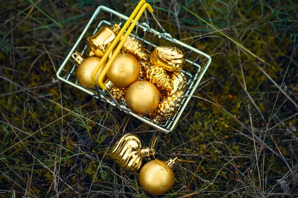 Złote Zabawki Choinkowe Koszyku Naturalnym Tle Jaja Szyszki Latarnie Sople — Zdjęcie stockowe