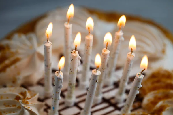Зажигание Свечей Медовом Торте Прекрасные Белые Свечи Торт День Рождения — стоковое фото