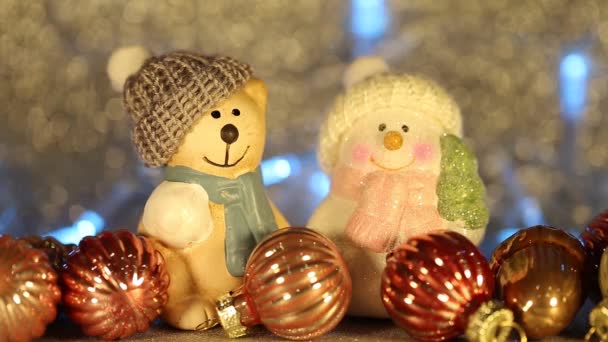 Karácsonyi Figurák Egy Hóemberről Egy Kalapos Macskáról Téli Dekoráció Lufikkal — Stock videók