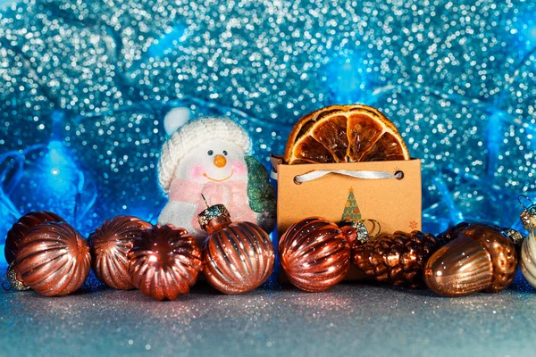 Праздничная Новогодняя Идея Снеговик Шляпе Воздушных Шарах Сушеных Мандаринах Картонной — стоковое фото