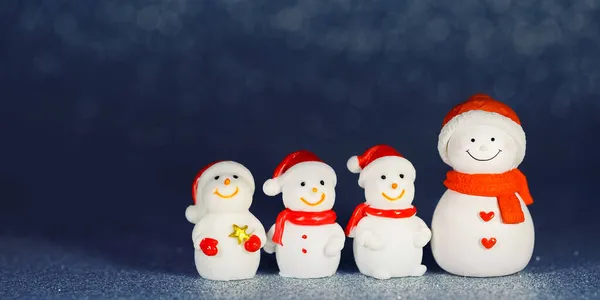 Четыре Фигуры Снеговика Блестящем Бумажном Фоне Рождественские Декоративные Улыбающиеся Снеговики — стоковое фото