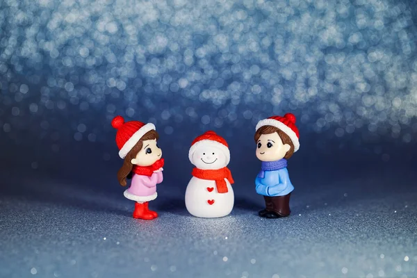 Маленькие Фигурки Детей Лепили Снеговика Блестящем Бумажном Фоне Новогодняя Открытка — стоковое фото