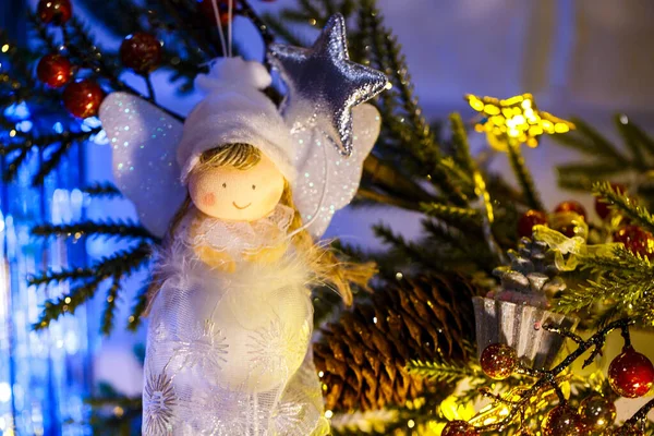 Brinquedo Árvore Natal Close Anjo Têxtil Pendurado Ramo Uma Árvore — Fotografia de Stock