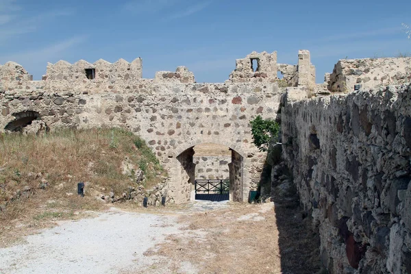 Kos adasındaki Antimachia kalesinin kapısı. Yunanistan